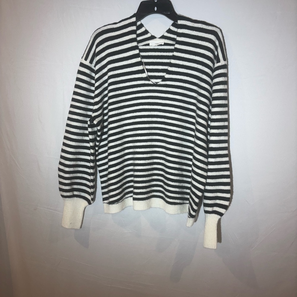 a love aV-Neck Sweater in Black and White